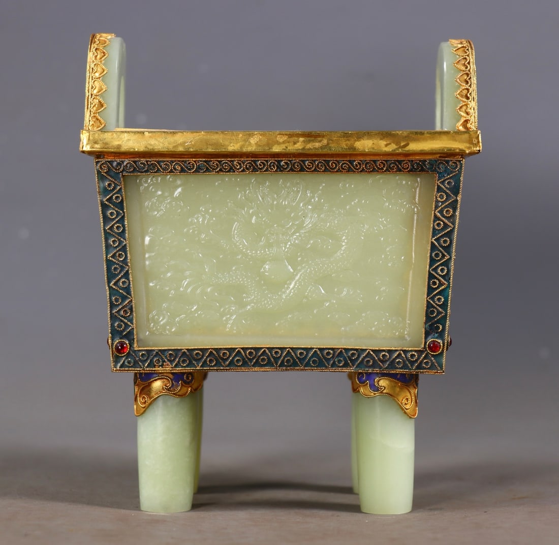 An Exquisite White Jade Cover with Gold Dragon Pattern Double-Ears Censer: An Exquisite White Jade Cover with Gold Dragon Pattern Double-Ears Censer Qing Dynasty, China Size:16cmx13cmx10cm Weight:771g (The Dimensions Of All Batches Are Manually Measured.If You Need More