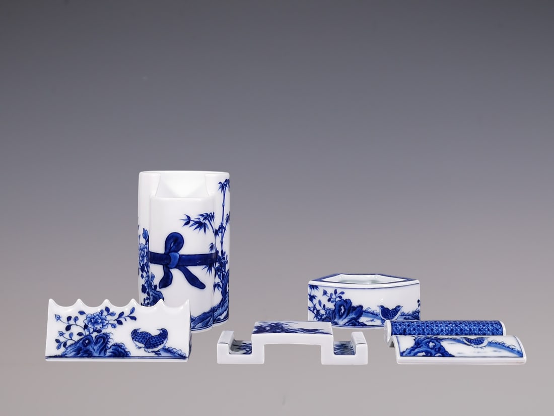 A Set of Fine Blue and White Flower and Bird Pattern Brush Holder Brush Pot Brush Washer: A Set of Fine Blue and White Flower and Bird Pattern Brush Holder Brush Pot Brush Washer Qing Dynasty, China Qianlong Six-character Mark Size:13.2cm Size:4.3cm Size:40.5cm (The Dimensions Of All
