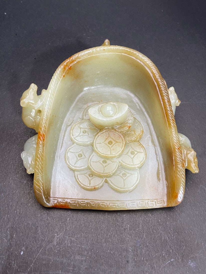 An Exquisite White Jade Rat Pattern Ornament: An Exquisite White Jade Rat Pattern Ornament Qing Dynasty, China Size:10.25cmx9.5cmx3.3cm Weight:209g (The Dimensions Of All Batches Are Manually Measured.If You Need More Detailed Information,