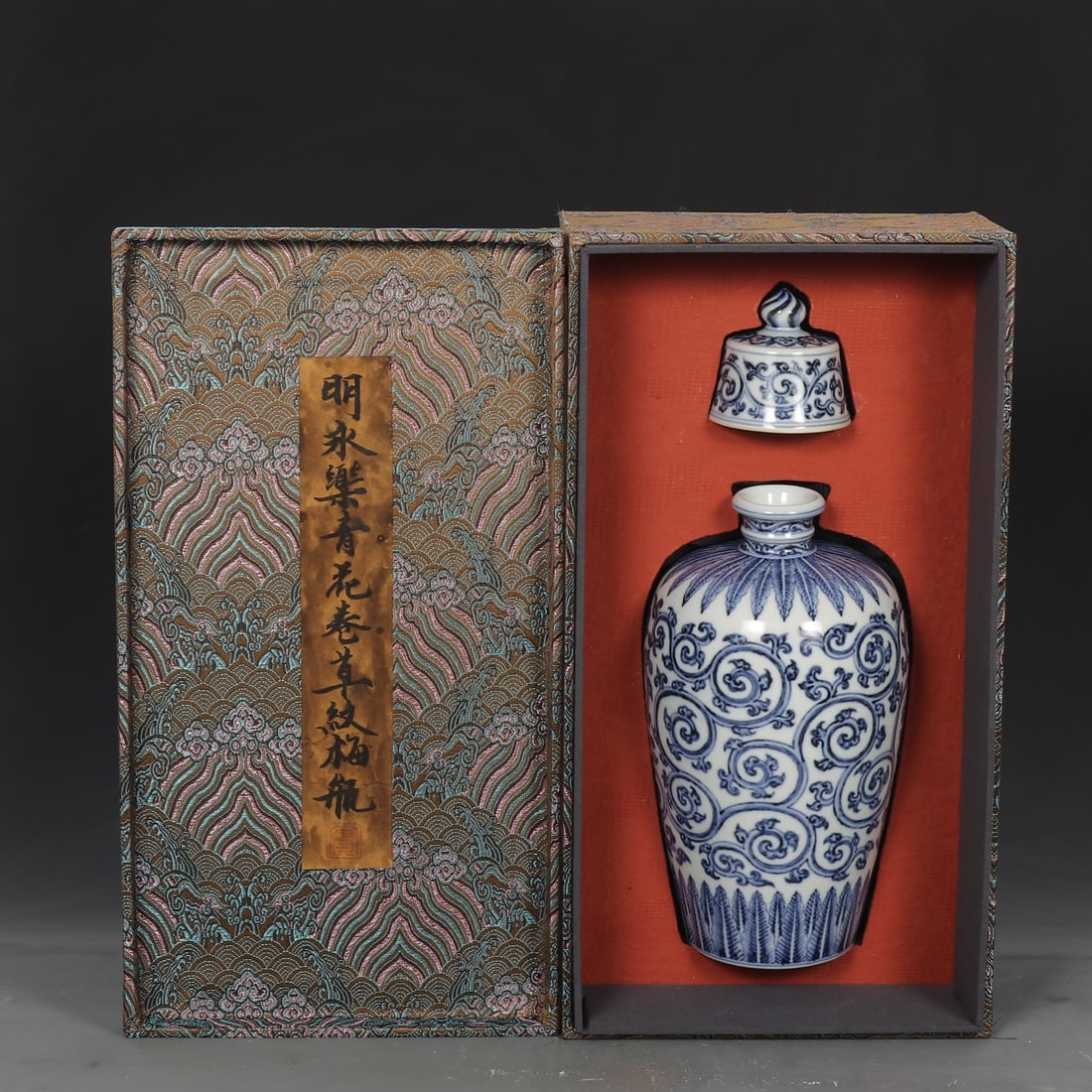 An Exquisite Blue and White Lotus Pattern Vase: An Exquisite Blue and White Lotus Pattern Vase Ming Dynasty, China Size:31cmx15cm (The Dimensions Of All Batches Are Manually Measured.If You Need More Detailed Information, Please Contact Our Custome