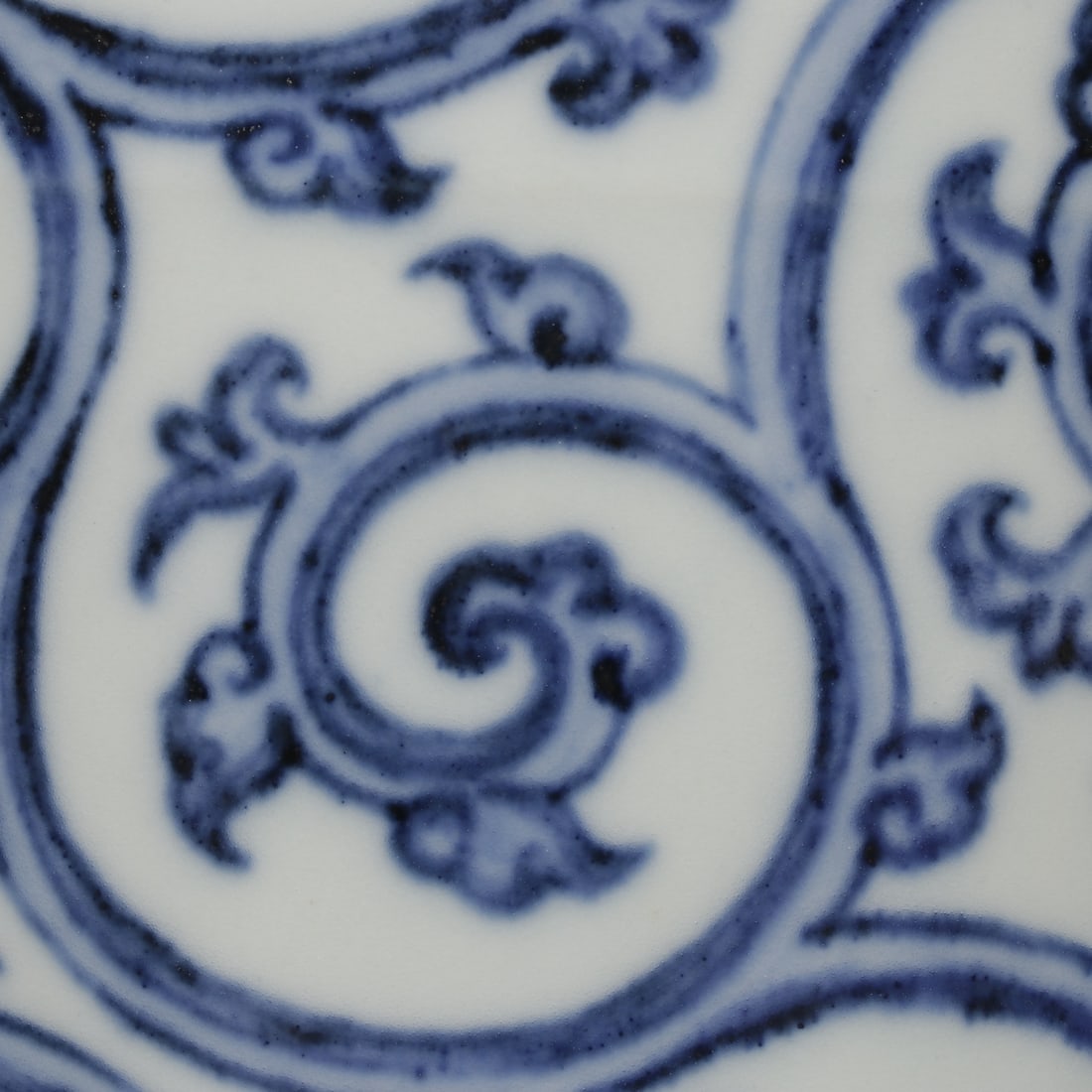 An Exquisite Blue and White Lotus Pattern Vase - 5