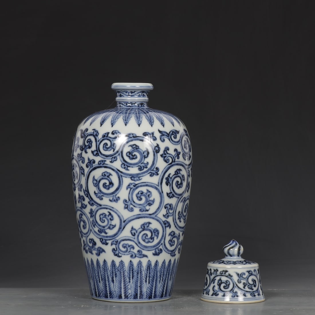 An Exquisite Blue and White Lotus Pattern Vase - 6