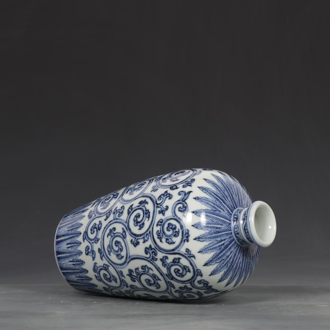 An Exquisite Blue and White Lotus Pattern Vase - 7