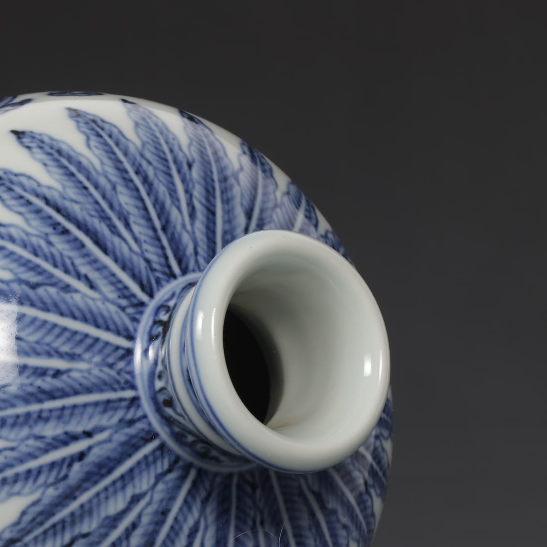 An Exquisite Blue and White Lotus Pattern Vase - 8