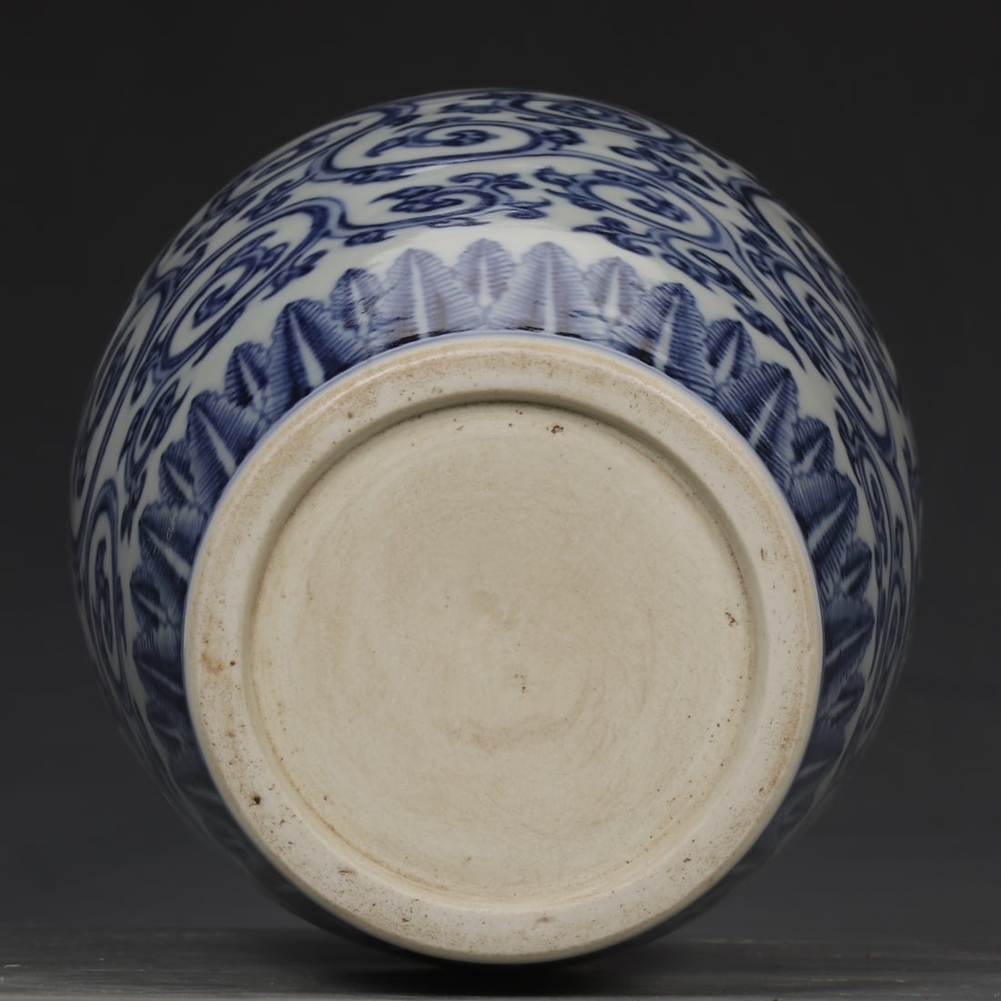 An Exquisite Blue and White Lotus Pattern Vase - 9