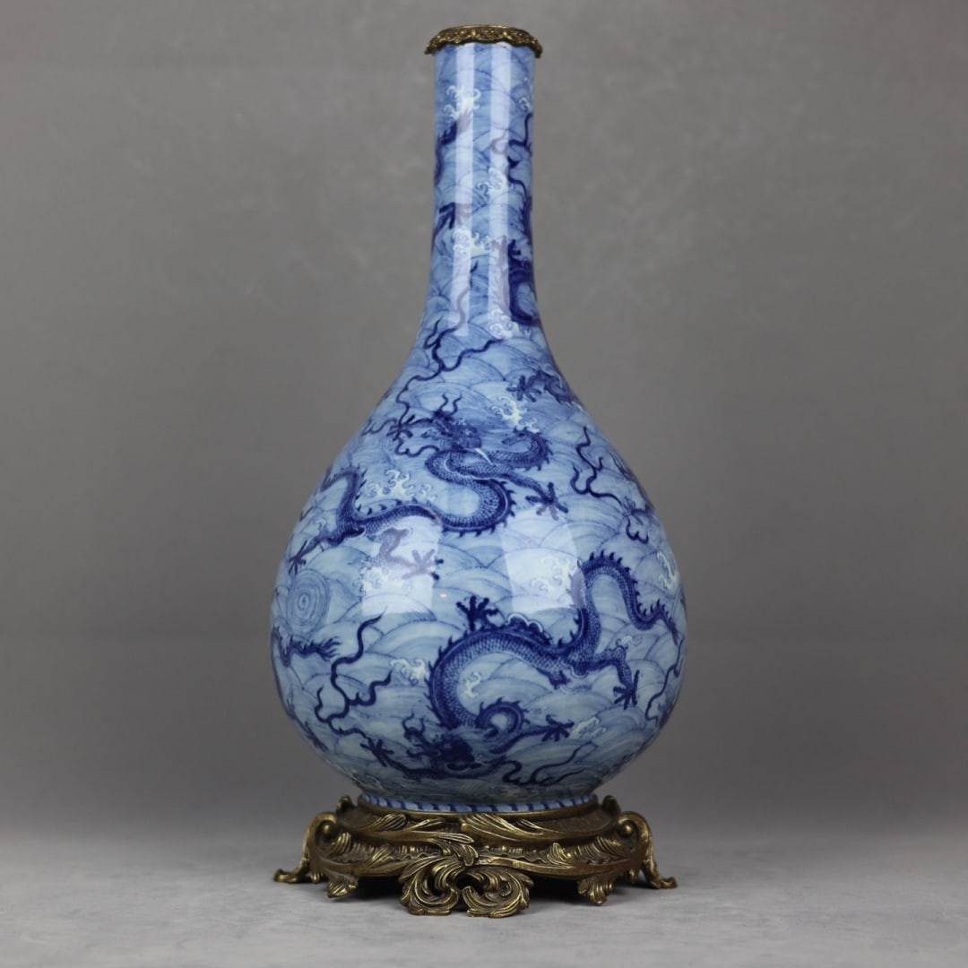An Exquisite Blue and White Inlaid Bronze Seawater Pattern Dragon Pattern Vase: An Exquisite Blue and White Inlaid Bronze Seawater Pattern Dragon Pattern Vase Qing Dynasty, China Yongzheng Six-character Mark Size:44.5cmx19cm (The Dimensions Of All Batches Are Manually