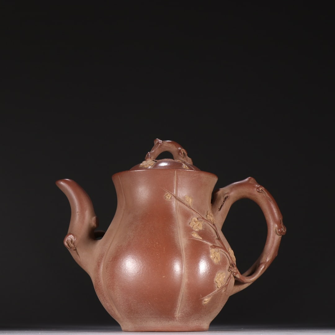 An Exquisite Purple Sands Flower Pattern Teapot: An Exquisite Purple Sands Flower Pattern Teapot the Republic of China Size:13.2cmx16.7cm (The Dimensions Of All Batches Are Manually Measured.If You Need More Detailed Information, Please Contact Our