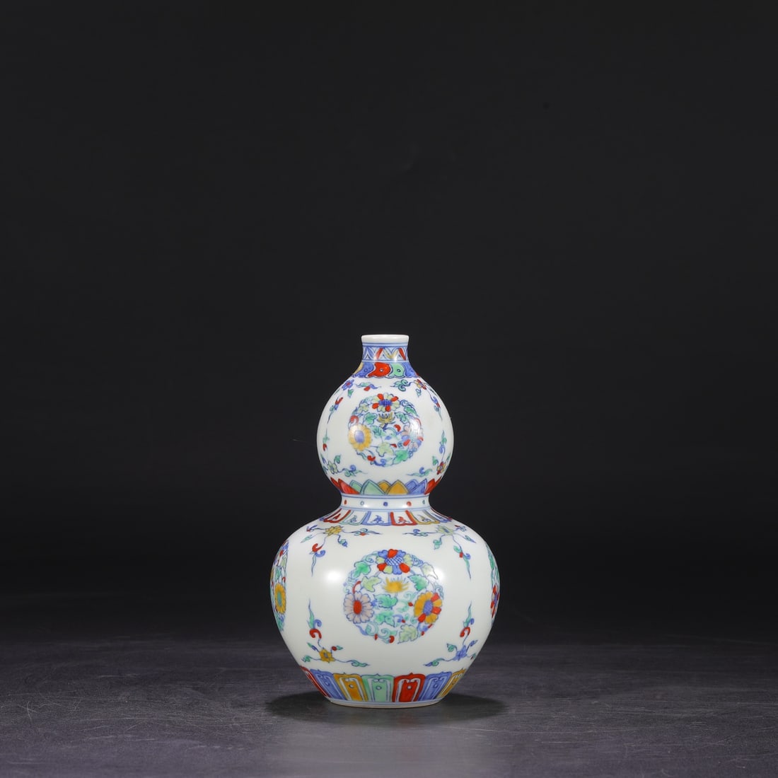 An Exquisite Doucai Flower Pattern Gourd-Shaped Vase - 2
