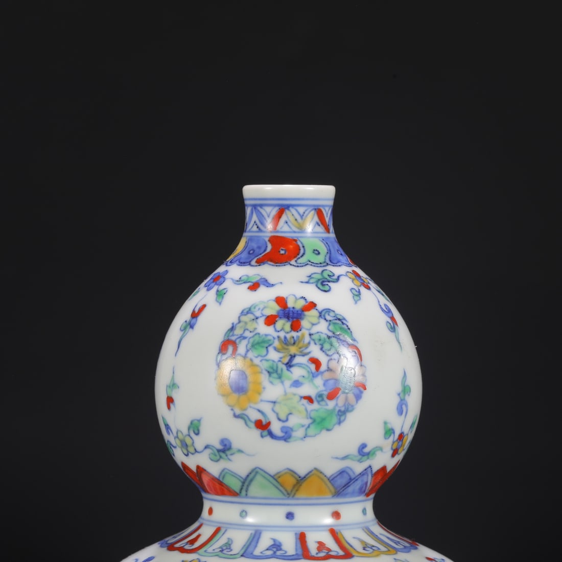 An Exquisite Doucai Flower Pattern Gourd-Shaped Vase - 3