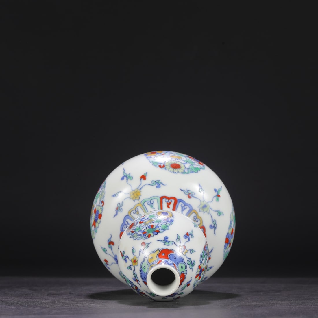 An Exquisite Doucai Flower Pattern Gourd-Shaped Vase - 4