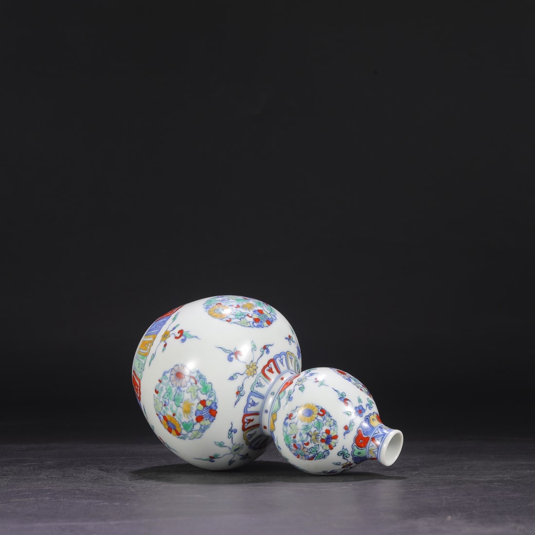 An Exquisite Doucai Flower Pattern Gourd-Shaped Vase - 5