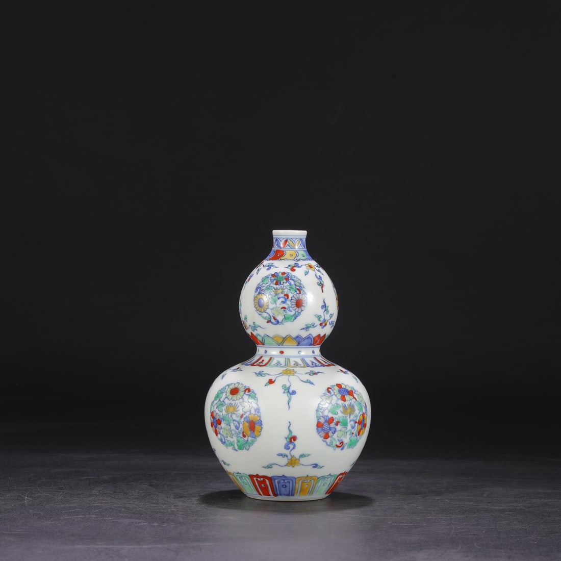 An Exquisite Doucai Flower Pattern Gourd-Shaped Vase - 6