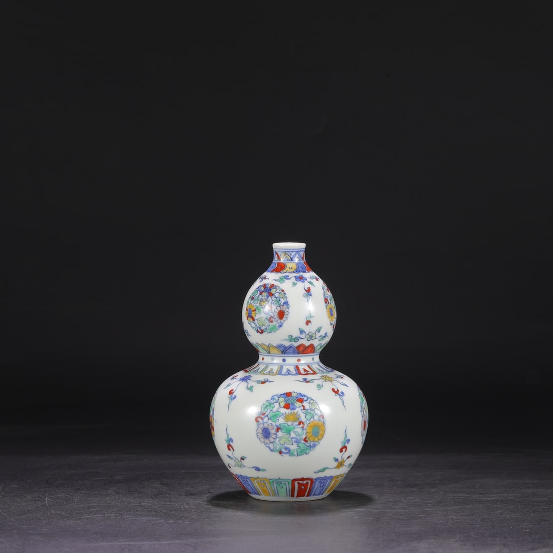 An Exquisite Doucai Flower Pattern Gourd-Shaped Vase - 7