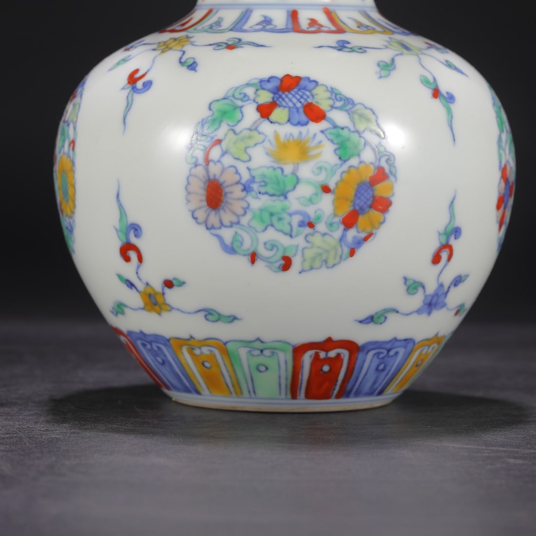 An Exquisite Doucai Flower Pattern Gourd-Shaped Vase - 8