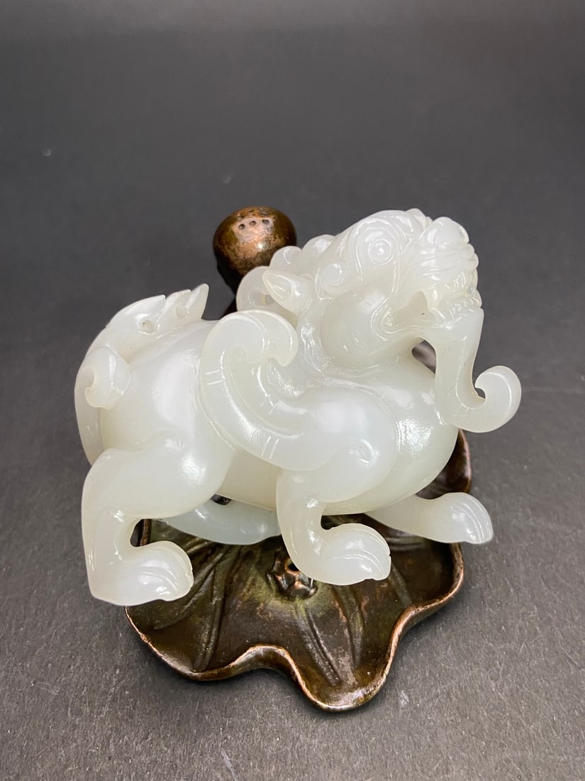 An Exquisite White Jade Auspicious Beast Hand Piece: An Exquisite White Jade Auspicious Beast Hand Piece Qing Dynasty, China Size:5.9cmx4.58cmx3.3cm Weight:100g (The Dimensions Of All Batches Are Manually Measured.If You Need More Detailed Information,