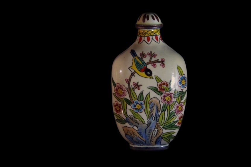 An Exquisite Cloisonne Flower and Bird Pattern Snuff Bottle: An Exquisite Cloisonne Flower and Bird Pattern Snuff Bottle Qing Dynasty, China Qianlong Four-character Mark Size:4cmx7.5cmx2.5cm (The Dimensions Of All Batches Are Manually Measured.If You Need