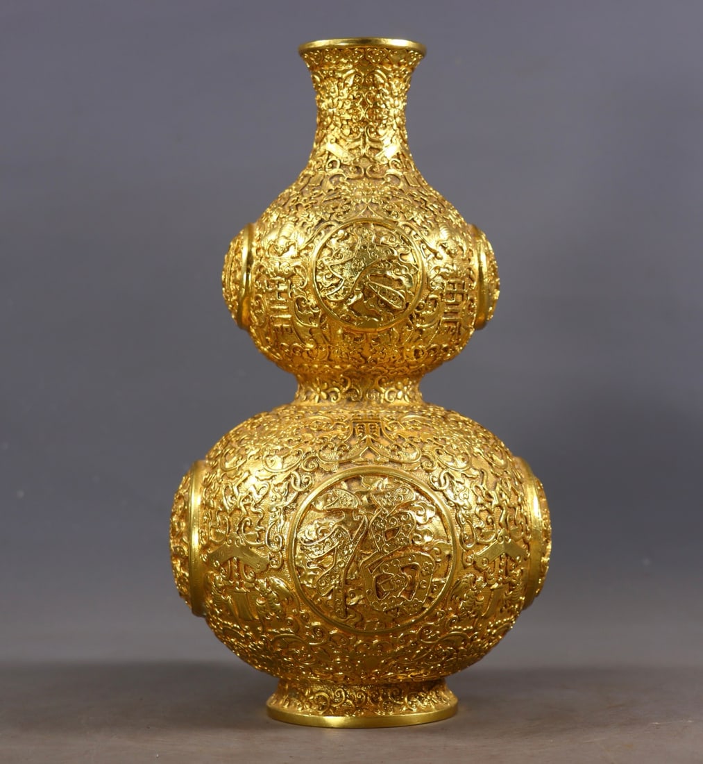 An Exquisite Gilt Bronze Bats and Peach Pattern Lotus Pattern Gourd-Shaped Vase: An Exquisite Gilt Bronze Bats and Peach Pattern Lotus Pattern Gourd-Shaped Vase Qing Dynasty, China Qianlong Four-character Mark Size:25.5cmx12.5cm Weight:1302g (The Dimensions Of All Batches Are Manu