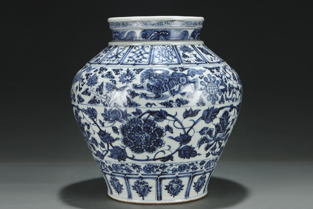 An Exquisite Blue and White Lotus Pattern Auspicious Beast Pattern Jar - 2