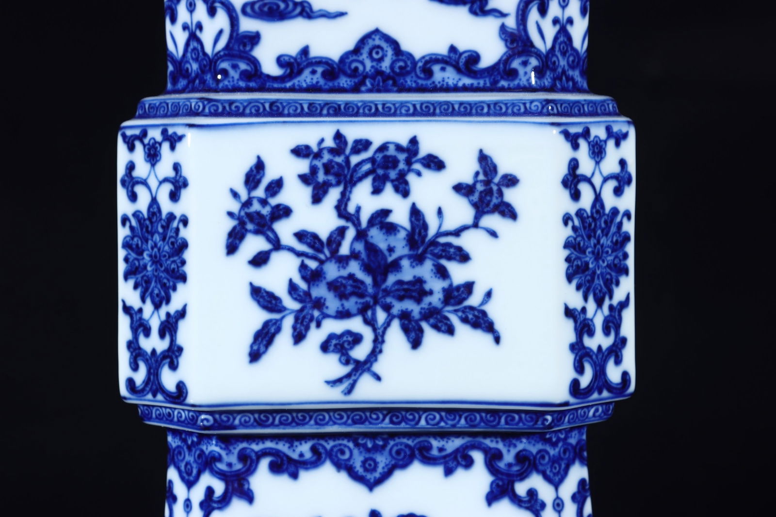 An Exquisite Blue and White Dragon and Phoenix Pattern Flower Pattern Vase - 2