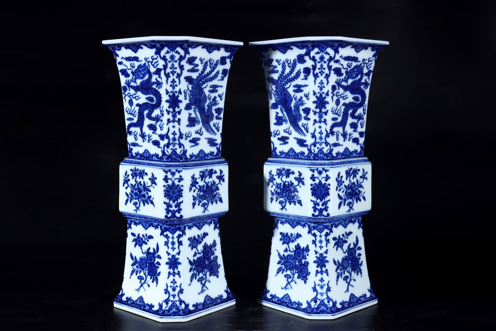 An Exquisite Blue and White Dragon and Phoenix Pattern Flower Pattern Vase - 3