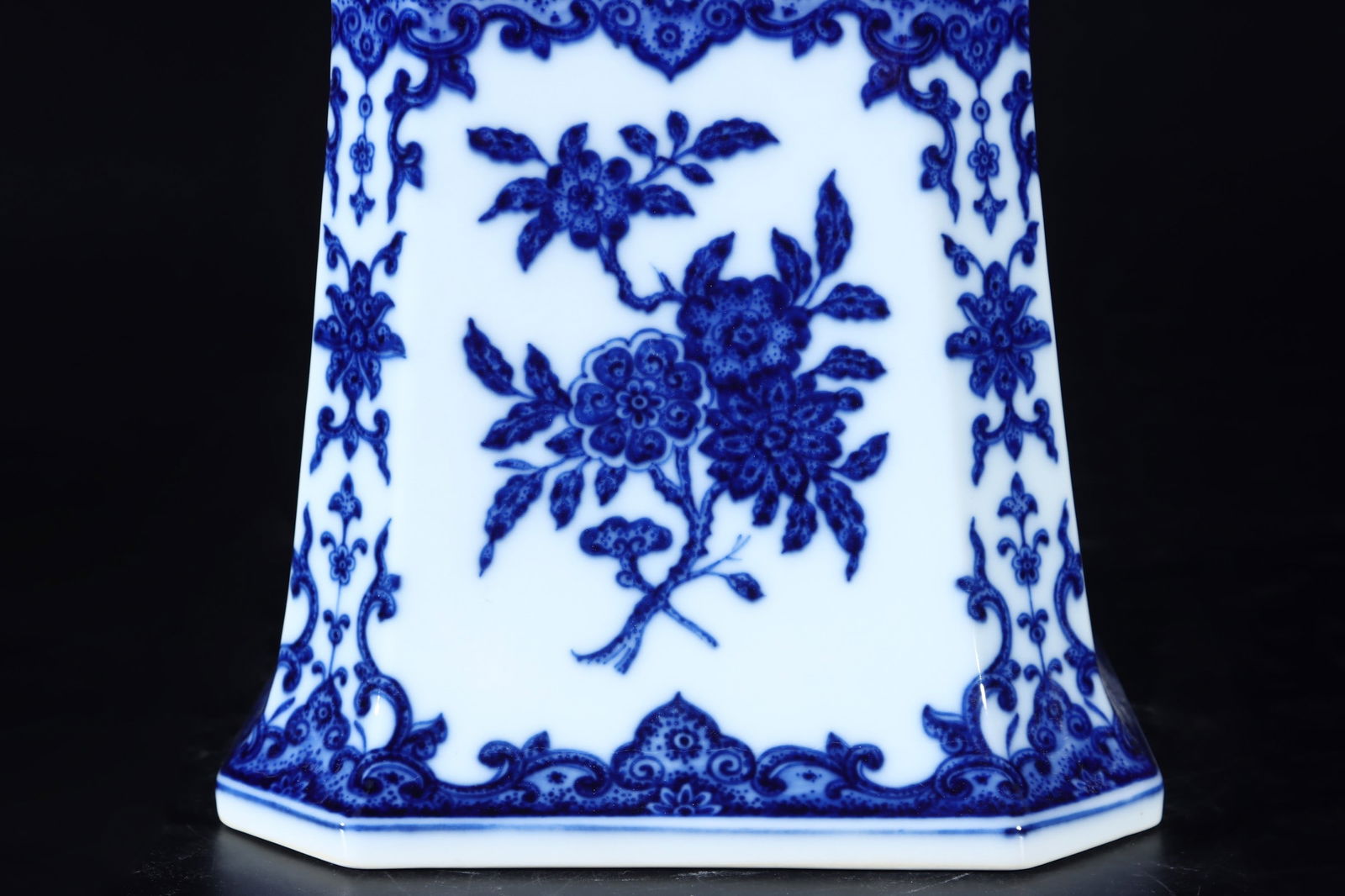 An Exquisite Blue and White Dragon and Phoenix Pattern Flower Pattern Vase - 5
