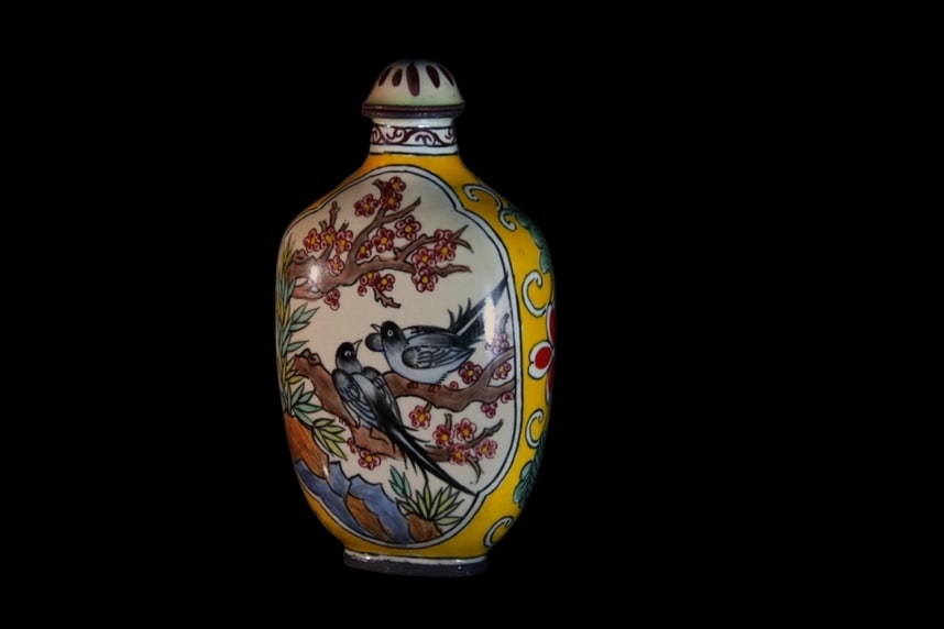 An Exquisite Cloisonne Flower and Bird Pattern Snuff Bottle: An Exquisite Cloisonne Flower and Bird Pattern Snuff Bottle Qing Dynasty, China Qianlong Four-character Mark Size:4cmx7.5cmx2.5cm (The Dimensions Of All Batches Are Manually Measured.If You Need More