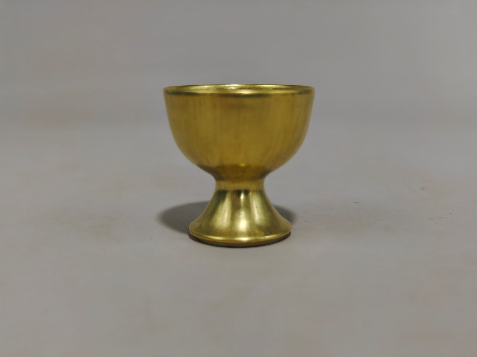 An Exquisite White Glaze Painted Gold Cup: An Exquisite White Glaze Painted Gold Cup Qing Dynasty, China Yongzheng Four-character Mark Size:4cmx4.1cm (The Dimensions Of All Batches Are Manually Measured.If You Need More Detailed