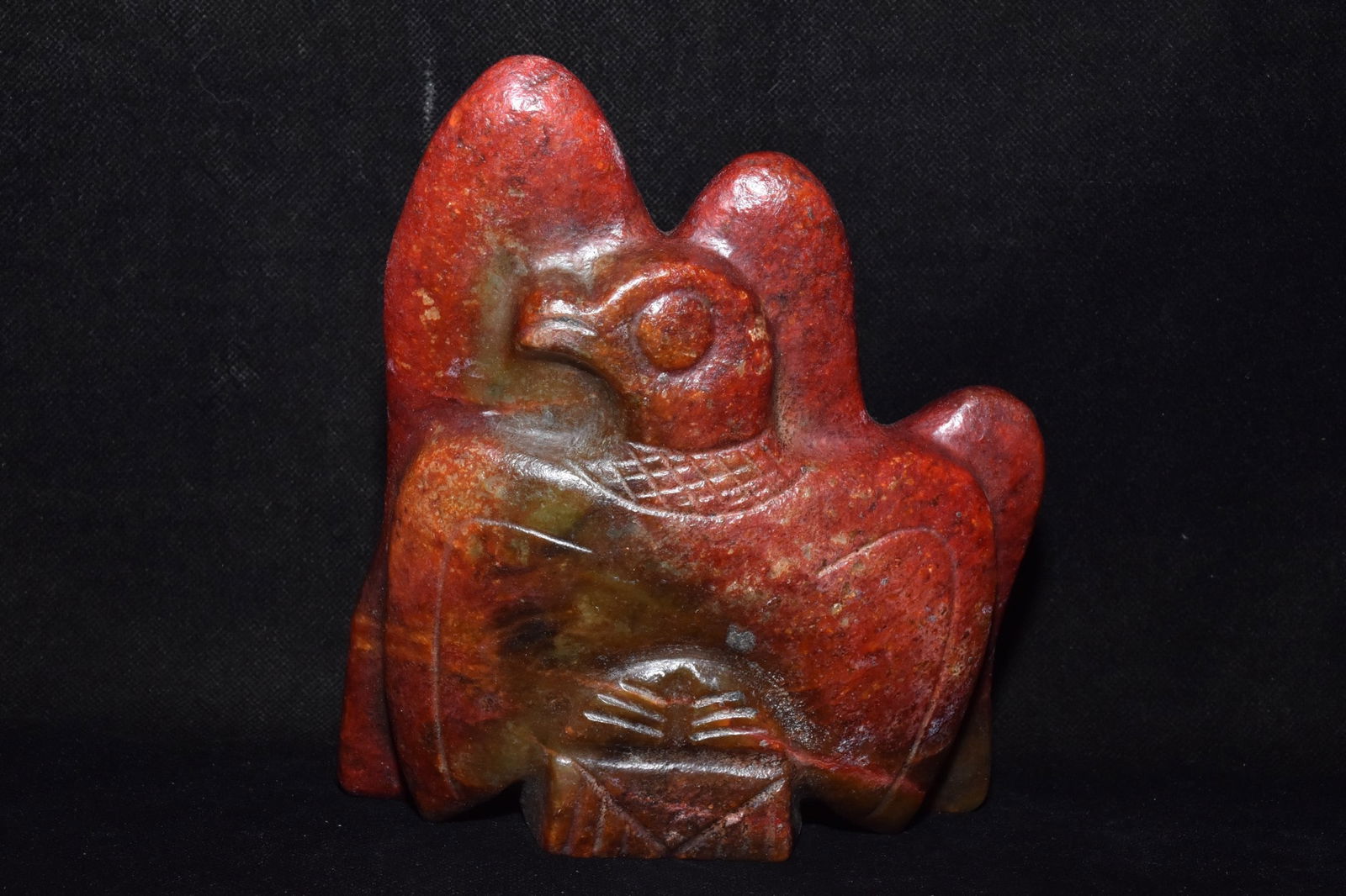 An Exquisite Hemo Jade Bird Ornament: An Exquisite Hemo Jade Bird Ornament Hongshan Culture Size:16cmx17cm Weight:2050g (The Dimensions Of All Batches Are Manually Measured.If You Need More Detailed Information, Please Contact Our Custome