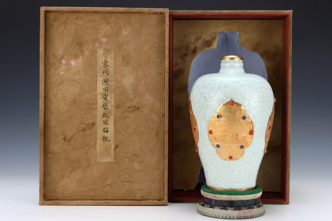 An Exquisite Hutian yao Cover with Gold Flower Pattern Vase: An Exquisite Hutian yao Cover with Gold Flower Pattern Vase Song Dynasty, China Size:22.5cmx14cm (The Dimensions Of All Batches Are Manually Measured.If You Need More Detailed Information, Please