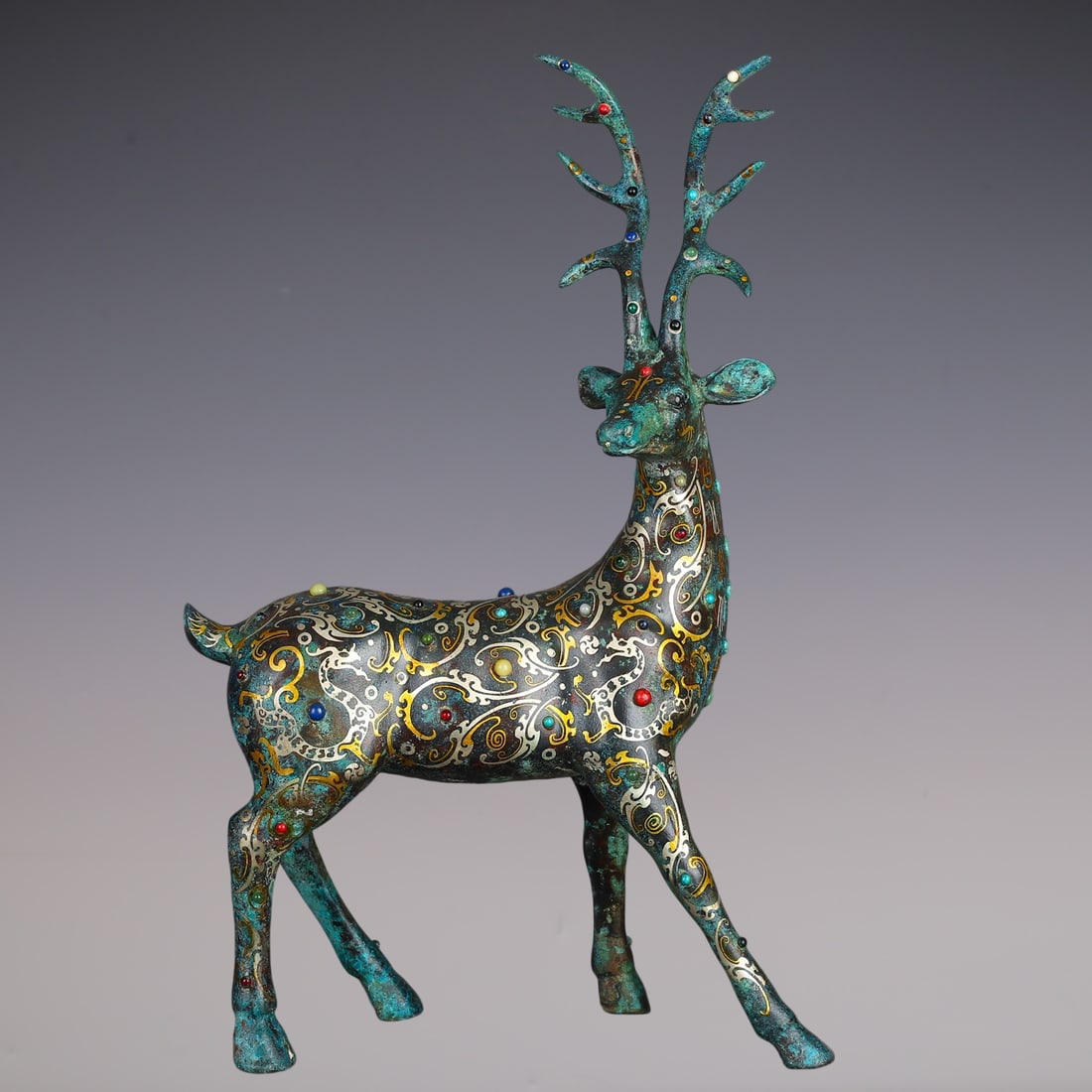 An Exquisite Bronze Inlaid Gold Inlaid Gems Deer Ornament: An Exquisite Bronze Inlaid Gold Inlaid Gems Deer Ornament Han Dynasty, China Size:30cmx48cm Weight:3050g (The Dimensions Of All Batches Are Manually Measured.If You Need More Detailed Information,