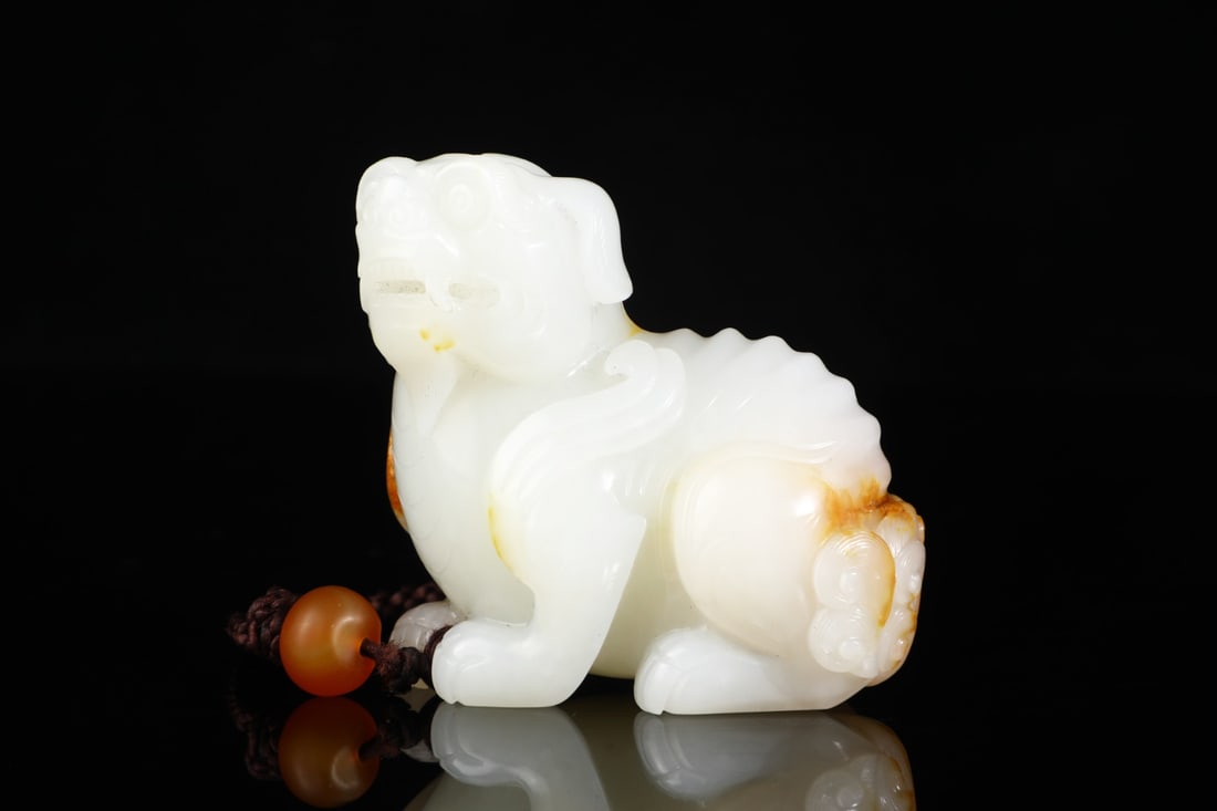 An Exquisite White Jade Auspicious Beast Hand Piece: An Exquisite White Jade Auspicious Beast Hand Piece Qing Dynasty, China Size:7cmx7.5cmx4cm Weight:332g (The Dimensions Of All Batches Are Manually Measured.If You Need More Detailed Information, Pleas