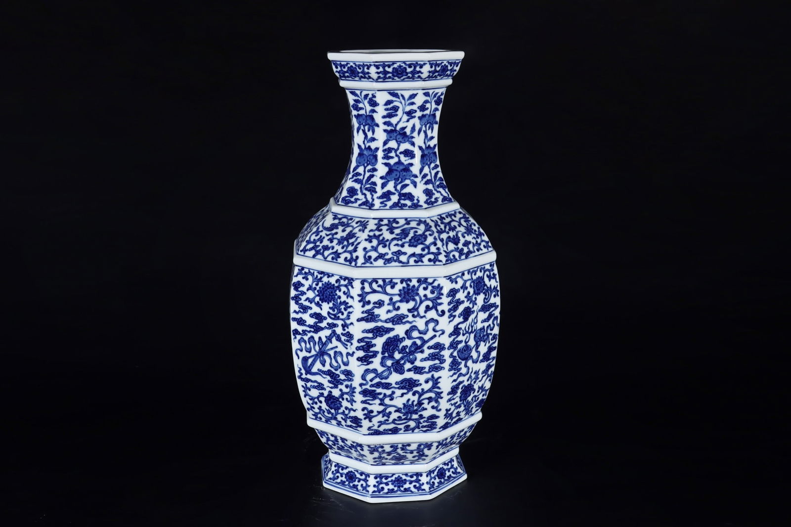 An Exquisite Blue and White Lotus Pattern Eight Treasures Pattern Vase: An Exquisite Blue and White Lotus Pattern Eight Treasures Pattern Vase Qing Dynasty, China Qianlong Six-character Mark Size:43cmx21cm (The Dimensions Of All Batches Are Manually Measured.If You Need M