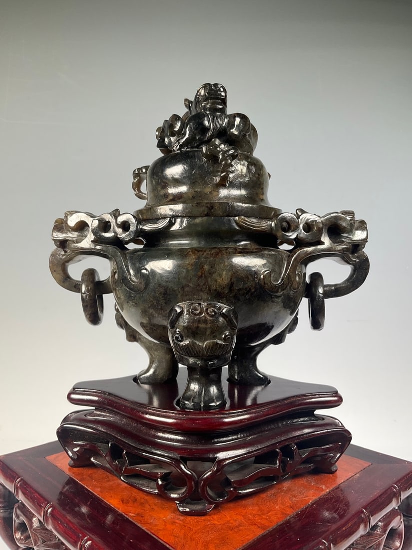 An Exquisite Serpentine Jade Dragon Pattern Double-Ears and Tripod Censer: An Exquisite Serpentine Jade Dragon Pattern Double-Ears and Tripod Censer Modern Time of China Size:20cmx16cm Size:16cm Weight:1181g (The Dimensions Of All Batches Are Manually Measured.If You Need