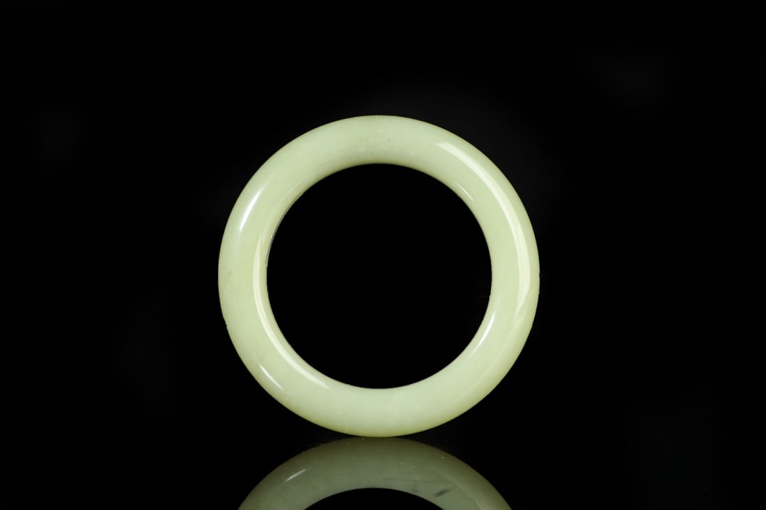An Exquisite Yellow Jade Bracelets: An Exquisite Yellow Jade Bracelets Qing Dynasty, China Size:(inside diameter)5.47cm Size:7.5cm Weight:75g (The Dimensions Of All Batches Are Manually Measured.If You Need More Detailed Information,