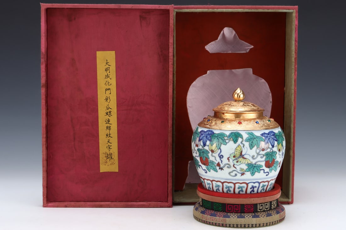 An Exquisite Doucai Cover with Gold Flower and Butterfly Pattern Jar: An Exquisite Doucai Cover with Gold Flower and Butterfly Pattern Jar Ming Dynasty, China Size:16.3cmx14.5cm (The Dimensions Of All Batches Are Manually Measured.If You Need More Detailed