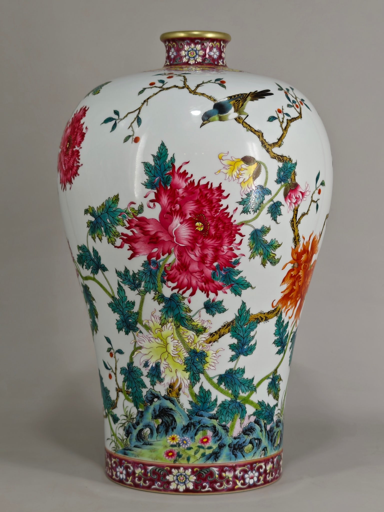 An Exquisite Enamel Lotus Pattern Flower and Bird Pattern Vase: An Exquisite Enamel Lotus Pattern Flower and Bird Pattern Vase Qing Dynasty, China Yongzheng Six-character Mark Size:37cmx23cm (The Dimensions Of All Batches Are Manually Measured.If You Need More