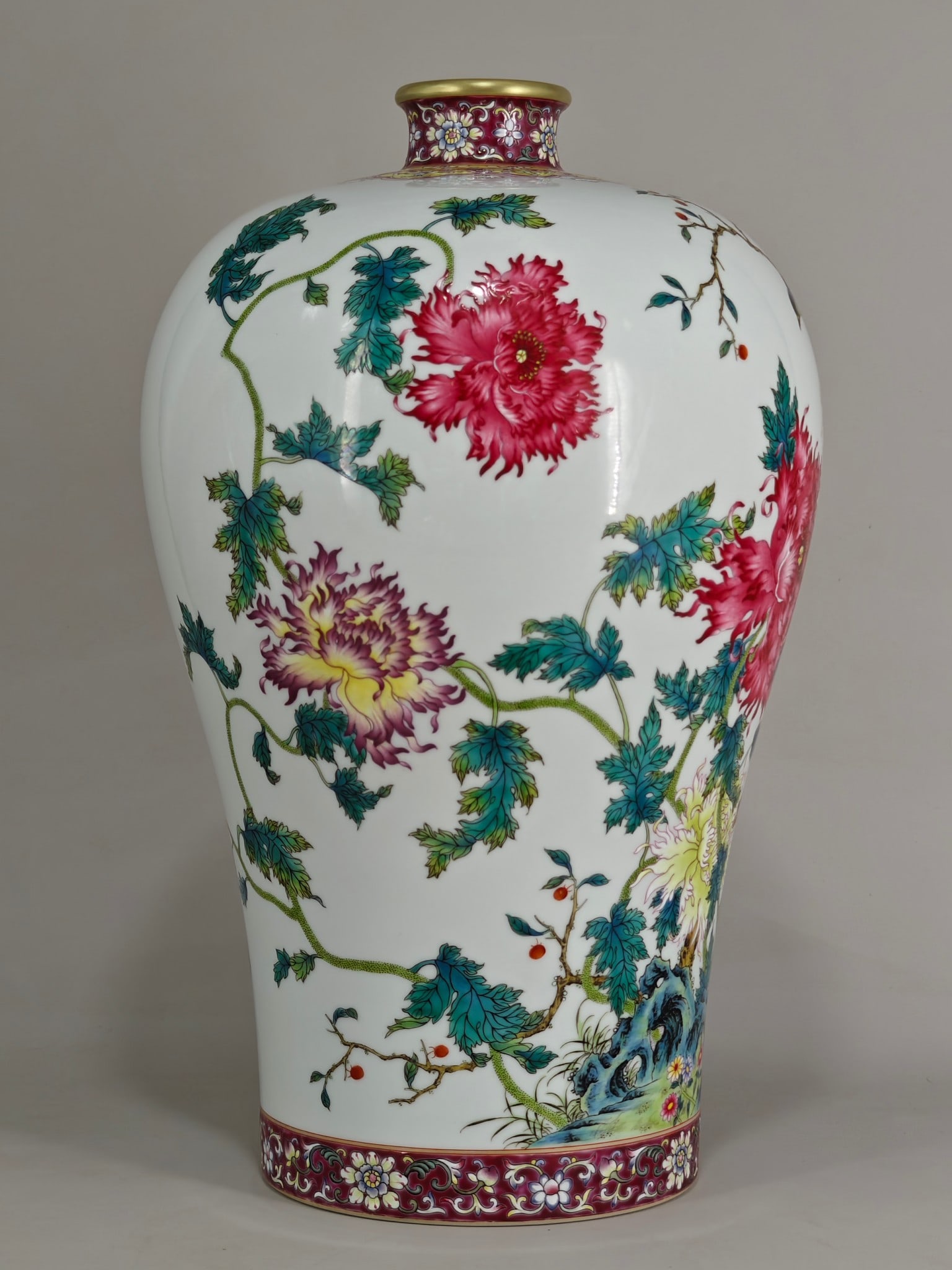 An Exquisite Enamel Lotus Pattern Flower and Bird Pattern Vase - 2