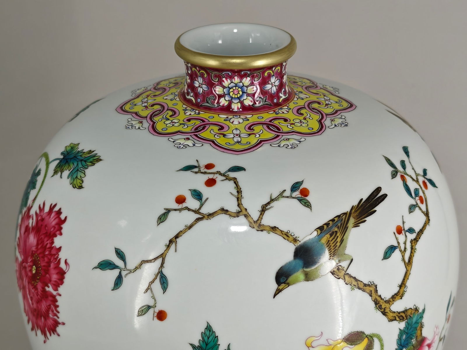 An Exquisite Enamel Lotus Pattern Flower and Bird Pattern Vase - 5