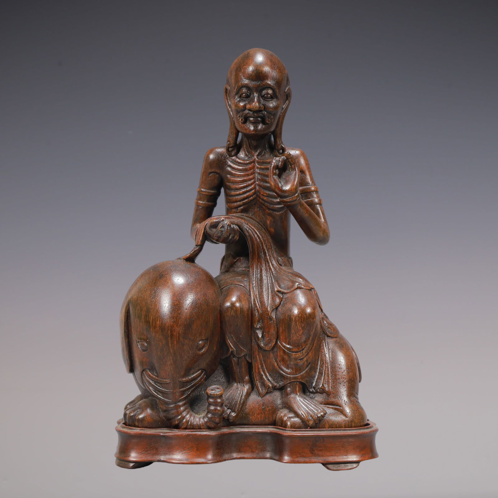 A Exquisite Eaglewood Statue of Arhat Ornament: A Exquisite Eaglewood Statue of Arhat Ornament Qing Dynasty, China Size:16cmx18.5cmx24cm Weight:550g (The Dimensions Of All Batches Are Manually Measured.If You Need More Detailed Information,