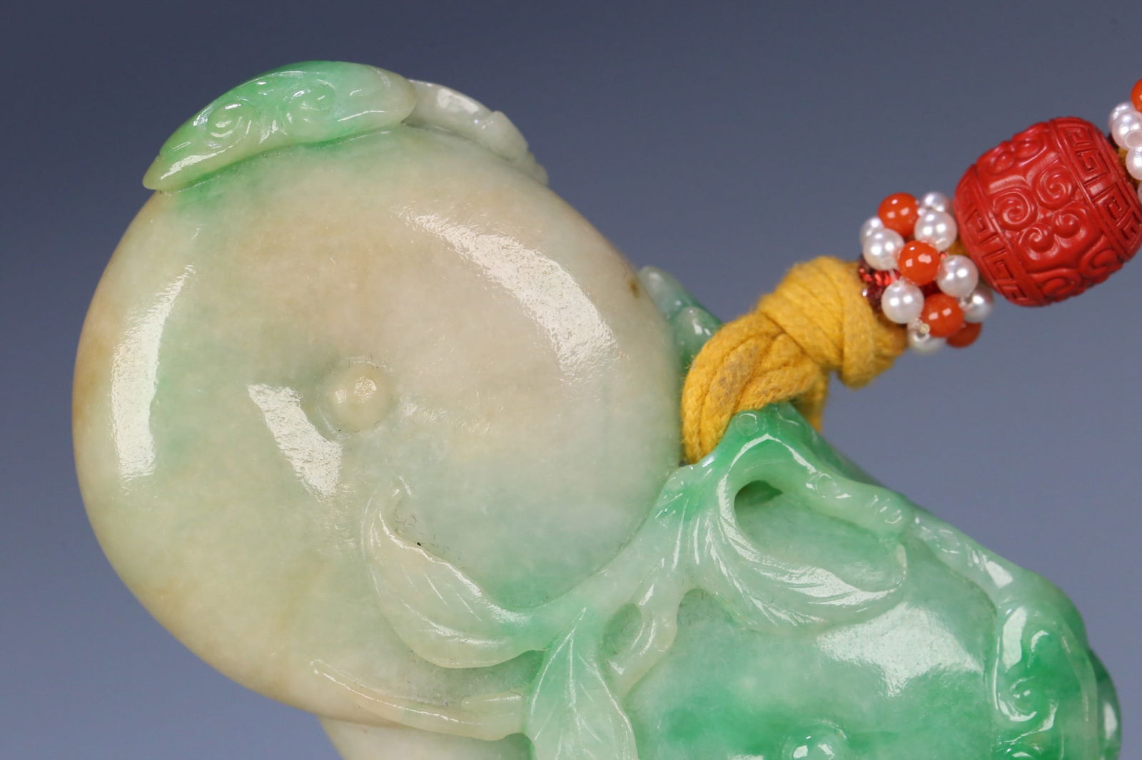 An Exquisite Jadeite Flower and Fruit Pattern Hand Piece - 8