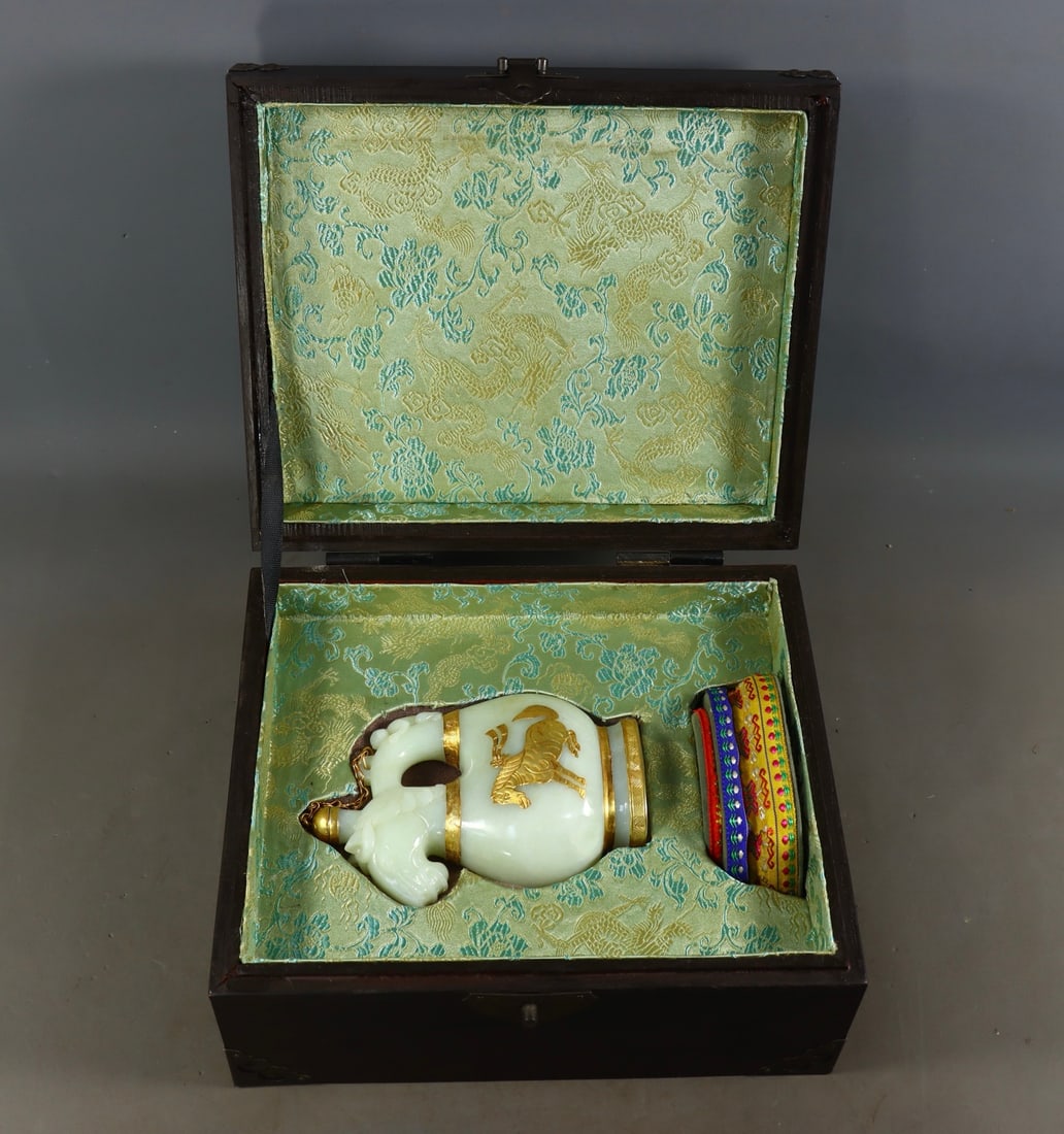 An Exquisite White Jade Cover with Gold Horse Pattern Ewer: An Exquisite White Jade Cover with Gold Horse Pattern Ewer Qing Dynasty, China Size:15.5cmx10cmx5cm Weight:494g (The Dimensions Of All Batches Are Manually Measured.If You Need More Detailed