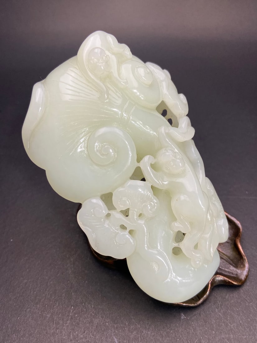 An Exquisite White Jade Ruyi Hand Piece - 2