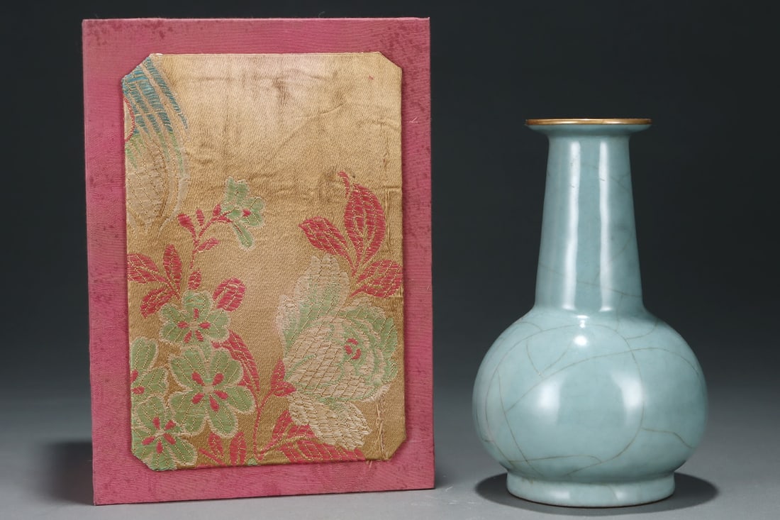 An Exquisite Guan yao Celadon Glazed Vase - 2