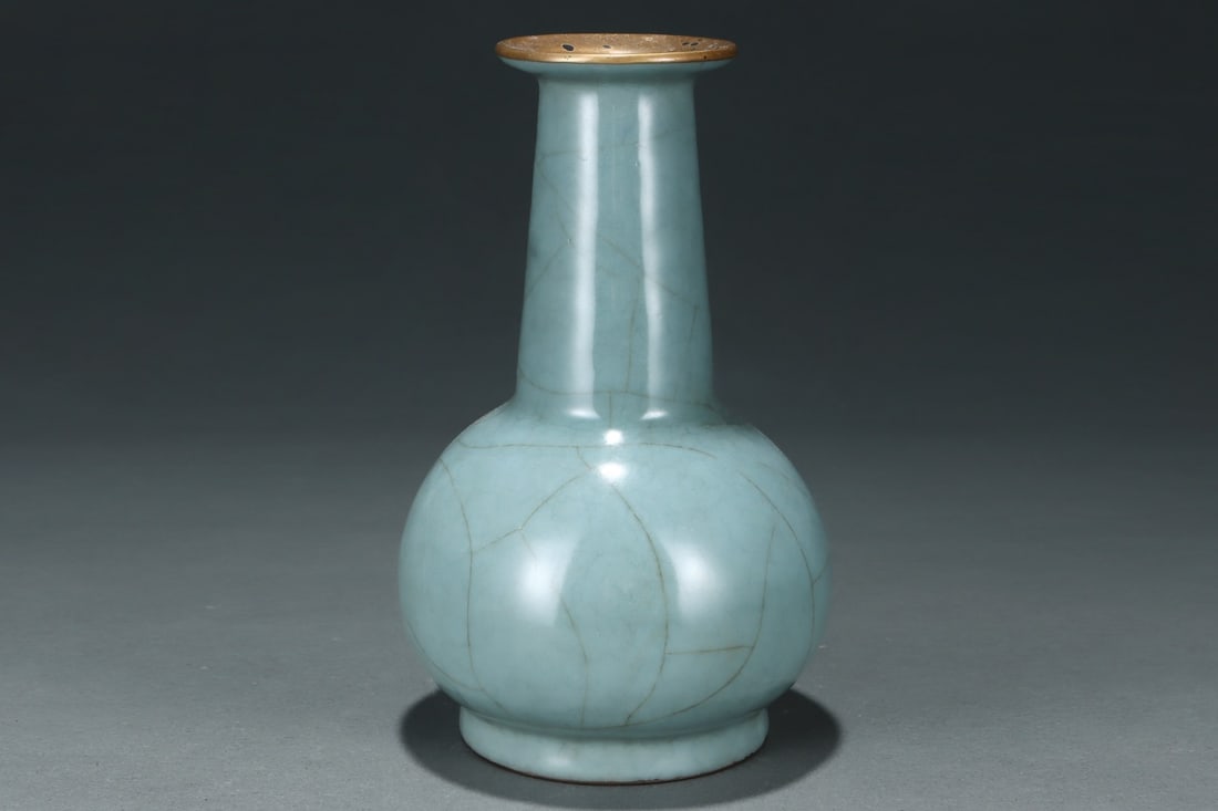 An Exquisite Guan yao Celadon Glazed Vase - 4