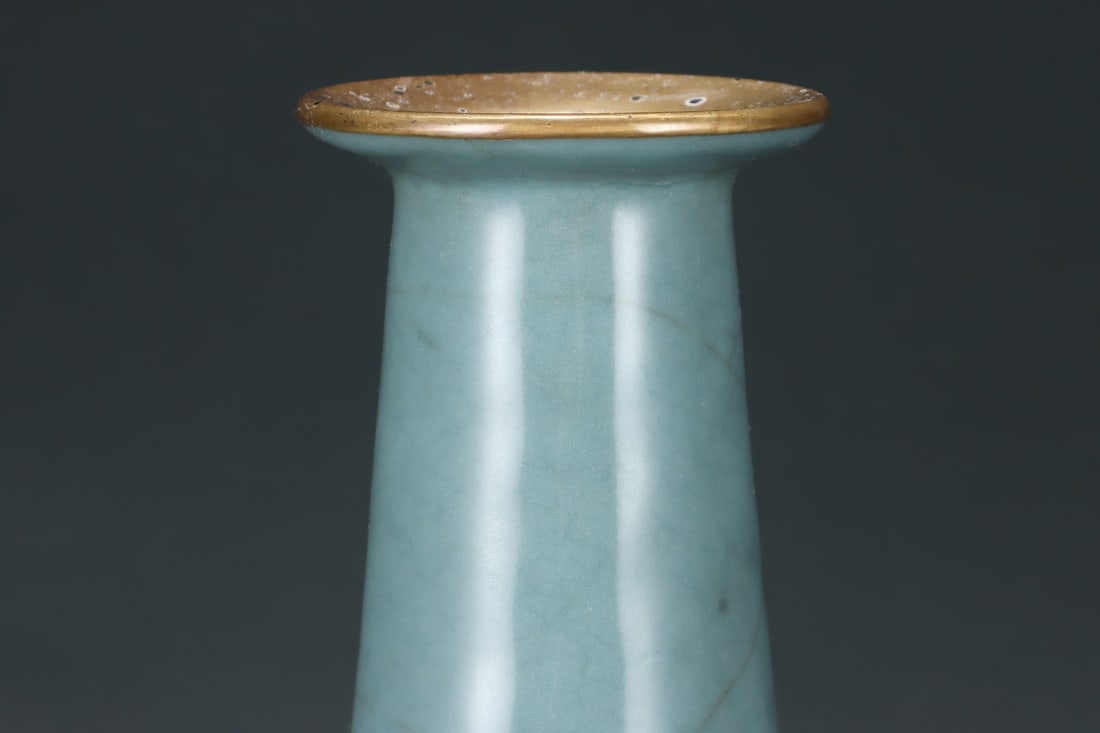 An Exquisite Guan yao Celadon Glazed Vase - 5