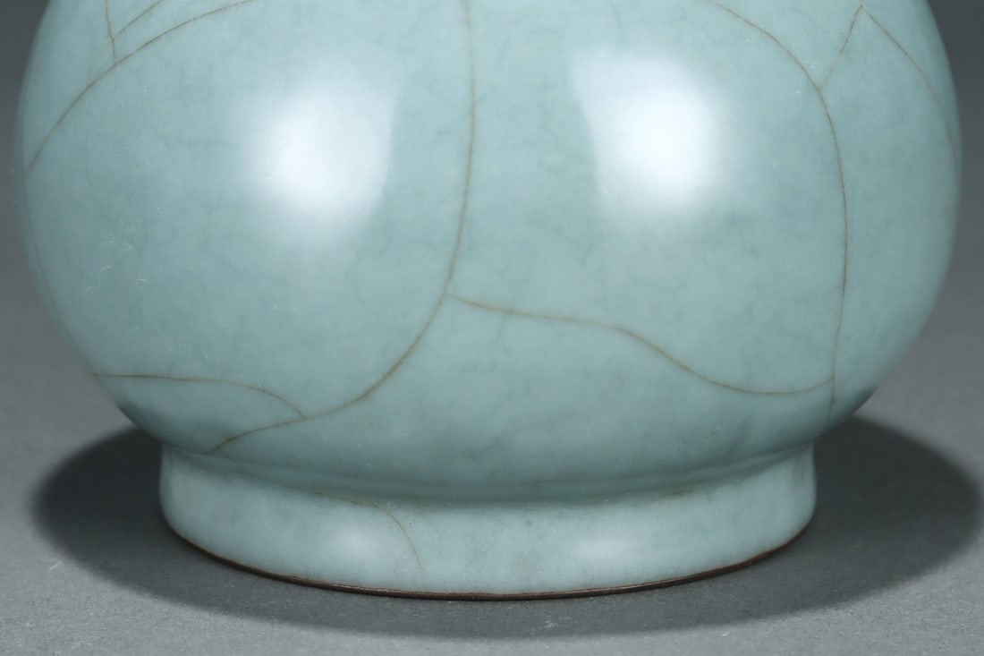 An Exquisite Guan yao Celadon Glazed Vase - 6