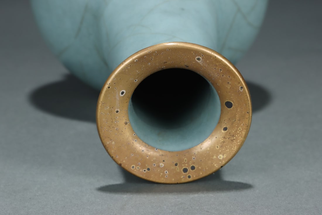 An Exquisite Guan yao Celadon Glazed Vase - 7