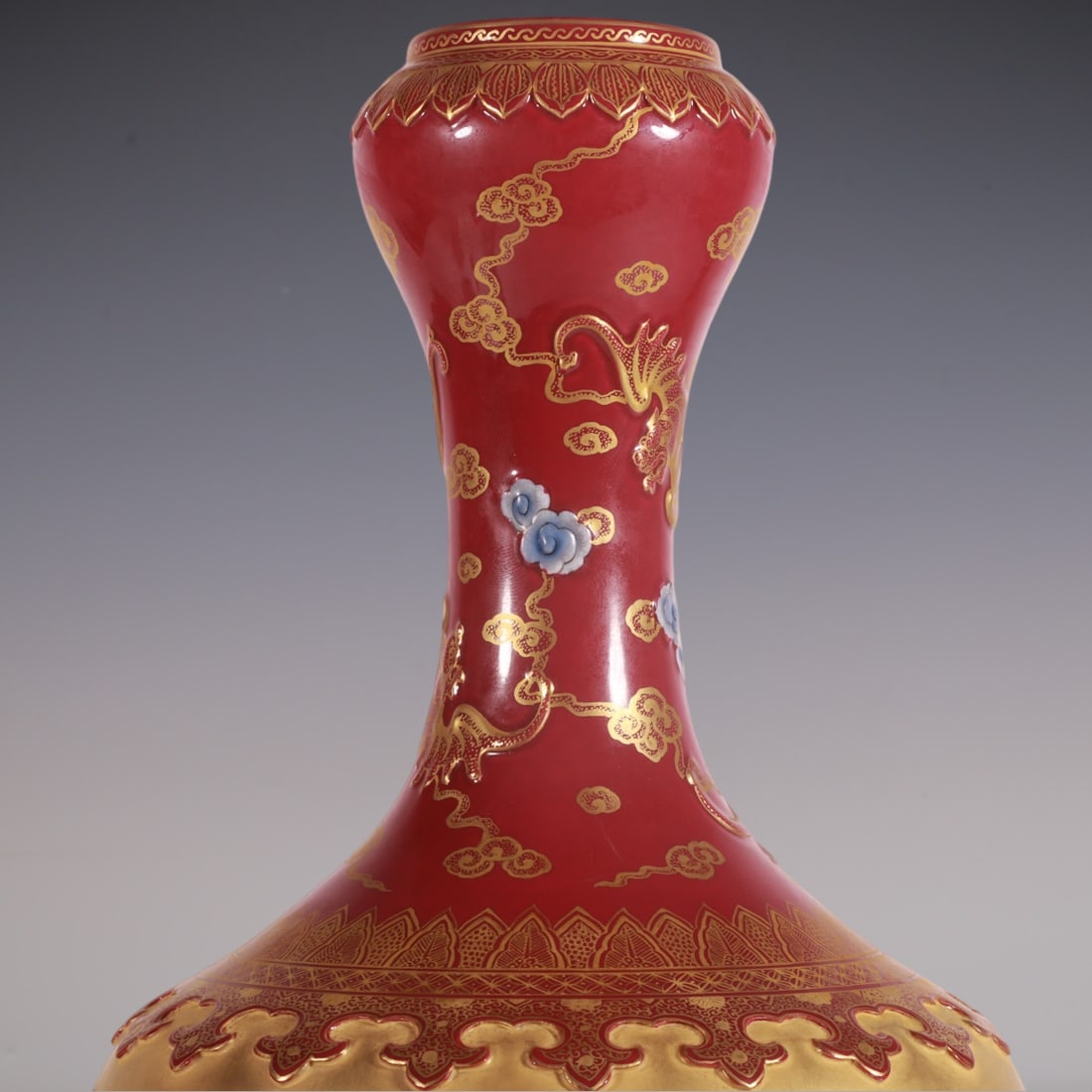 An Exquisite Enamel Flower and Bird Pattern Vase - 2