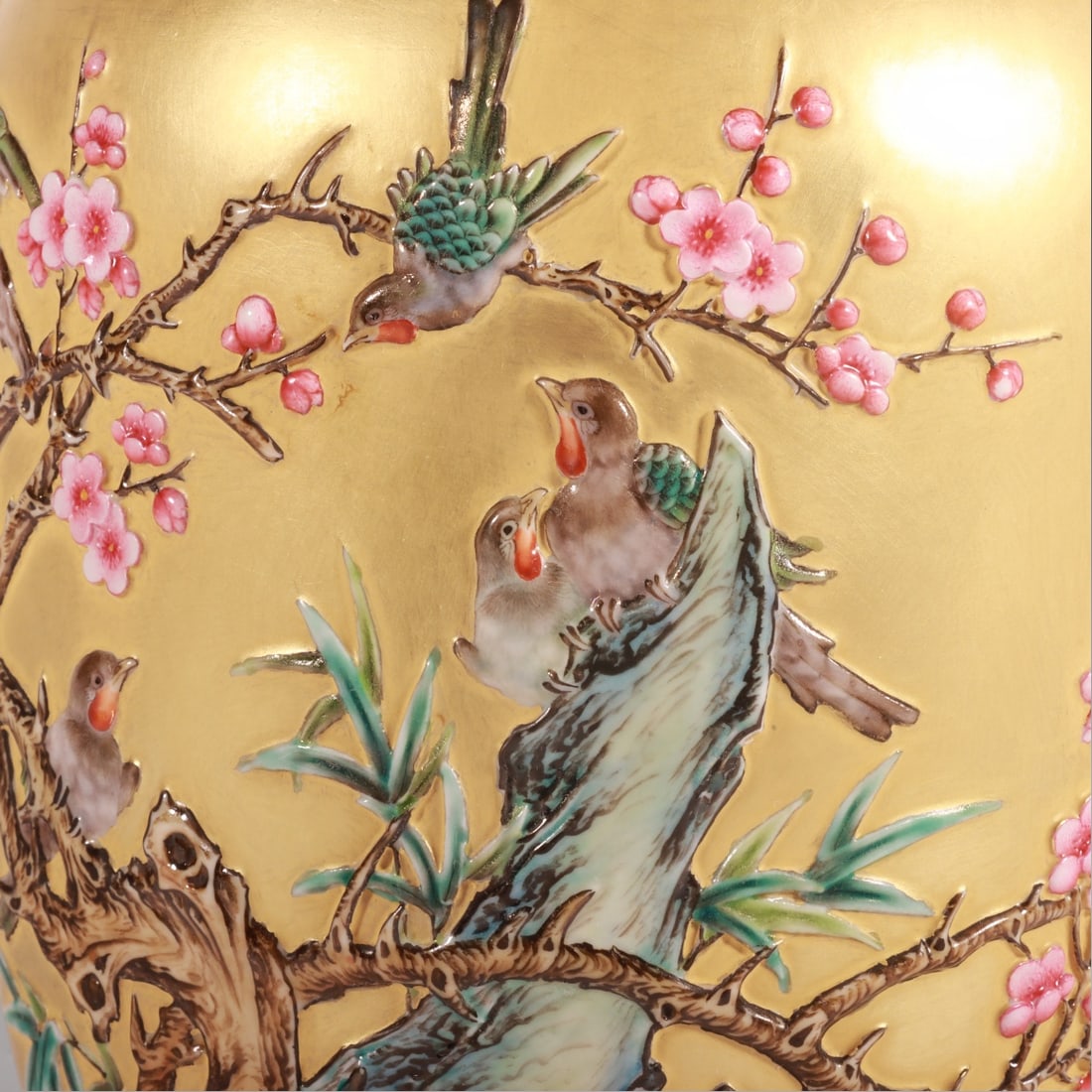 An Exquisite Enamel Flower and Bird Pattern Vase - 3