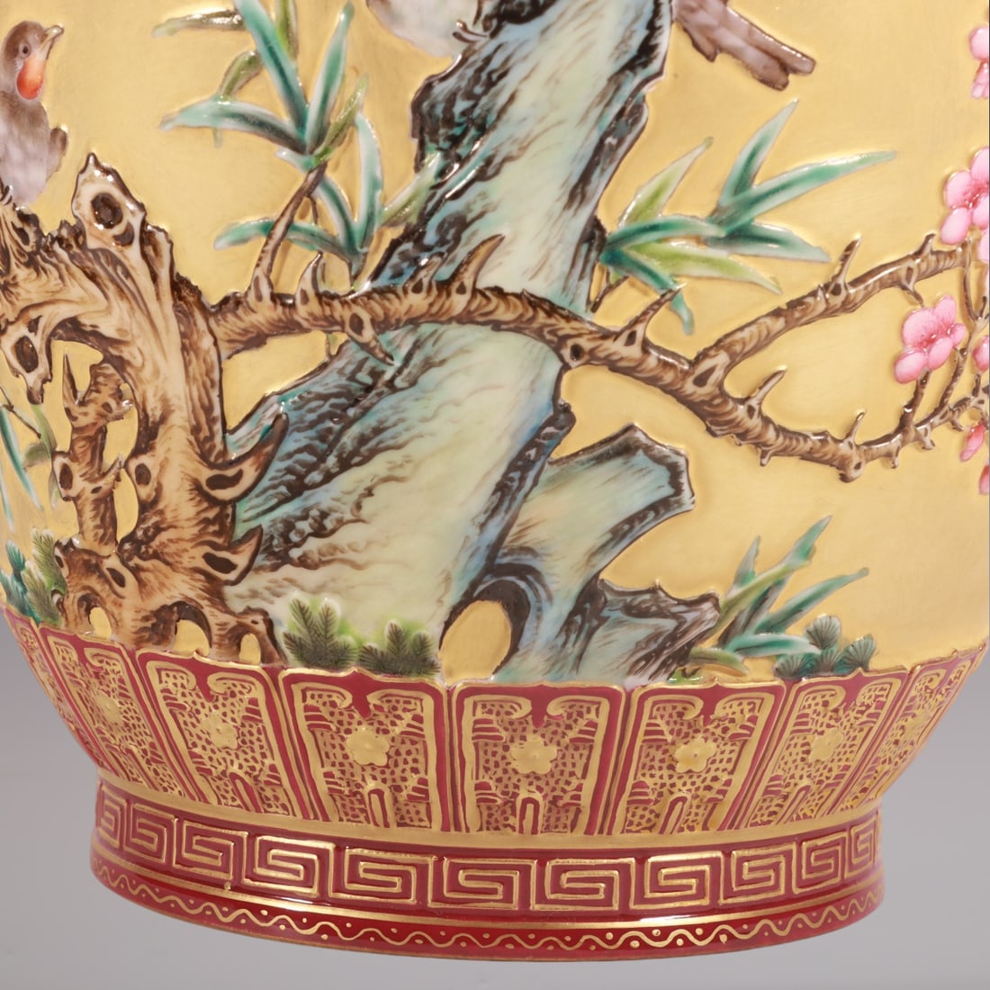An Exquisite Enamel Flower and Bird Pattern Vase - 4